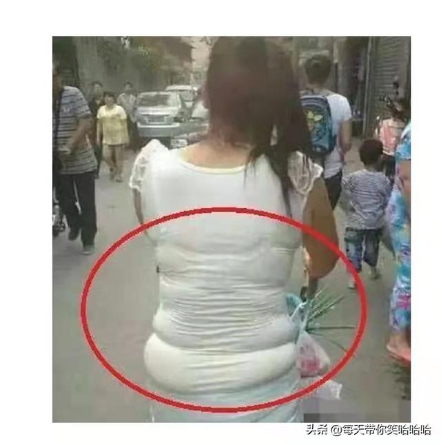 姑娘,你这衣服穿得也太任性了,就这么走在街上我都替你感到尴尬 姑娘,你这衣服穿得也太任性了,就这么走在街上我都替你感到尴尬