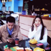 有这么漂亮的女朋友还一直玩手机？