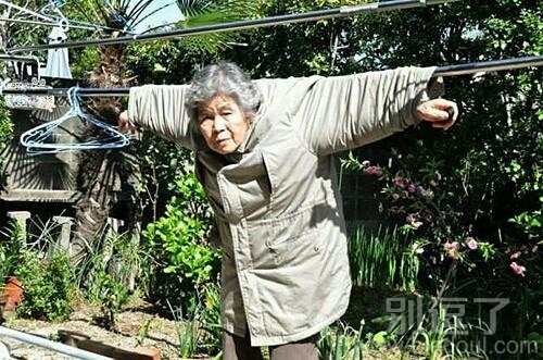 一个无聊的老奶奶。