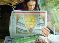 正在读报纸的妇女。 正在读报纸的妇女。