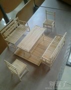 小巧玲珑的桌椅。 小巧玲珑的桌椅。