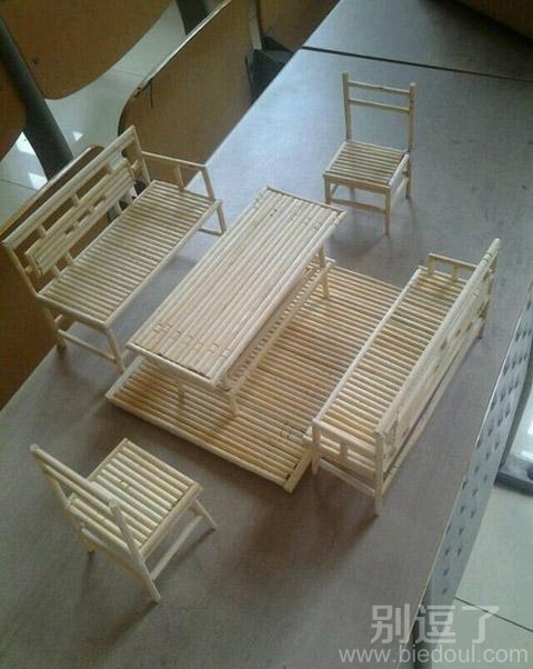 小巧玲珑的桌椅。 小巧玲珑的桌椅。