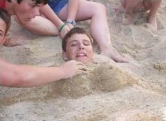 在沙堆上玩埋人。。