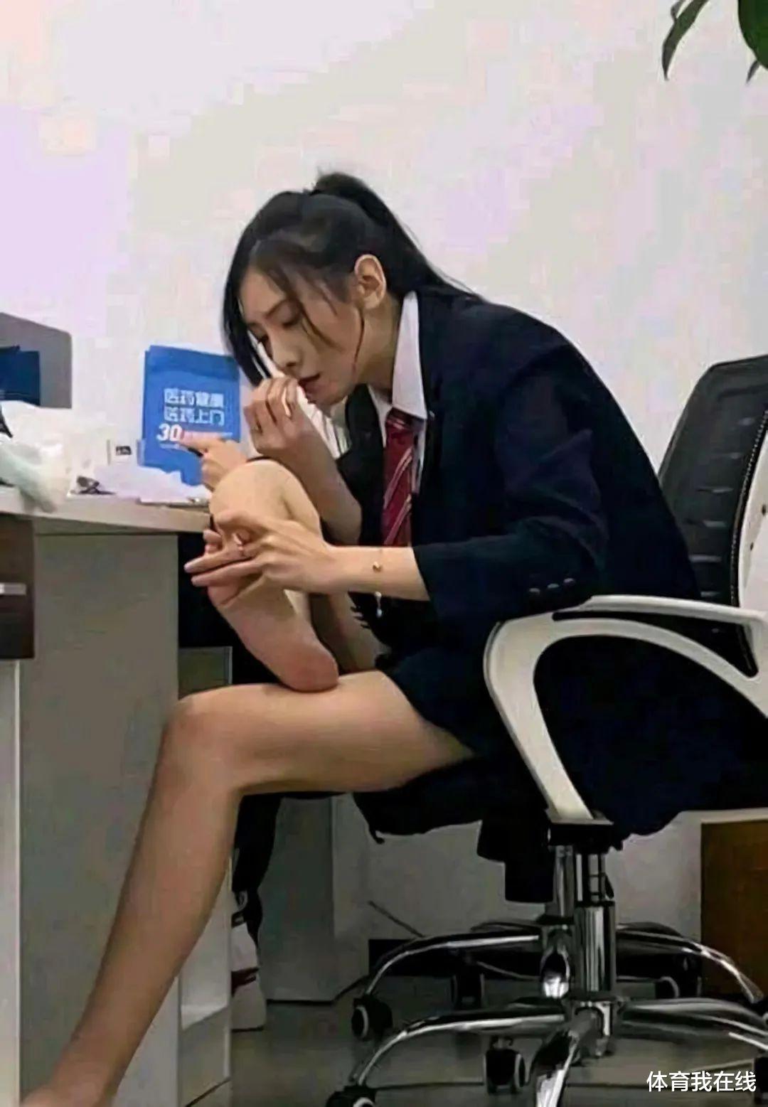 “10分钟看我8次,这下终于抓包了!”都是腿惹的啊,哈哈哈 “10分钟看我8次,这下终于抓包了!”都是腿惹的啊,哈哈哈