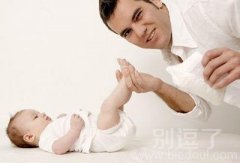 我用力分开她的双腿，她不停尖叫