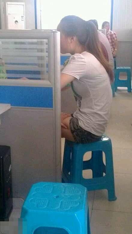 要被女同事吓尿了？这到底是谁的手？