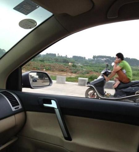 大哥你这样骑车不死警嚓也不会放过你的