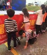 为了女朋友小伙子也是不容易啊