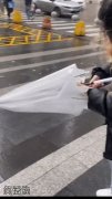 一打开伞就跑了