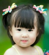 一个萌萌的小美女。