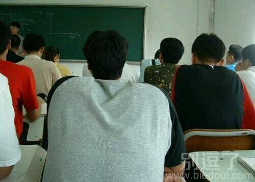 一个身大头小的人。。 一个身大头小的人。。