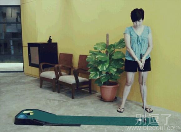 在家里打高尔夫的人。 在家里打高尔夫的人。