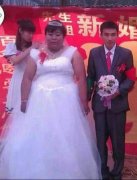 看看新郎忧郁的小眼神