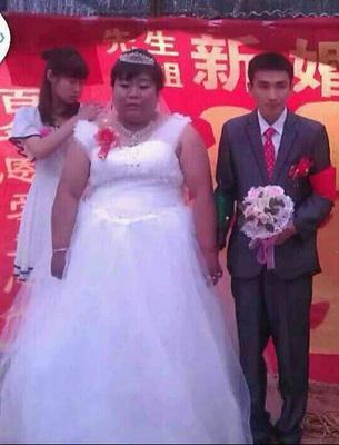 看看新郎忧郁的小眼神