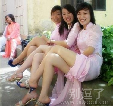 穿粉红色衣服的女子。 穿粉红色衣服的女子。