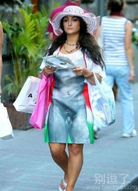 暴露了她心中的美好愿望 暴露了她心中的美好愿望