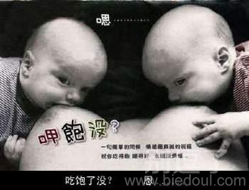 正在吃奶的小孩。。