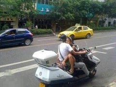 这样搭车是要闹哪样 这样搭车是要闹哪样