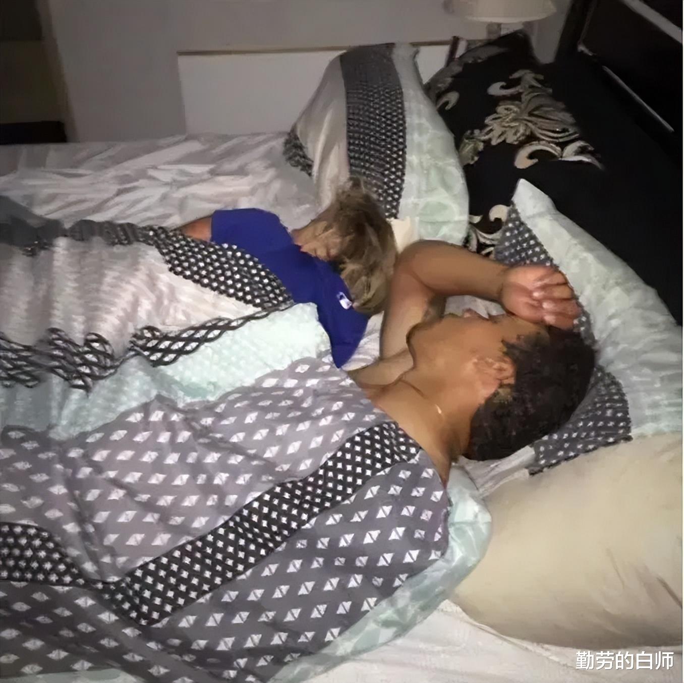 “提前回家,发现老婆出轨!”含泪拍照留念!哈哈哈 “提前回家,发现老婆出轨!”含泪拍照留念!哈哈哈