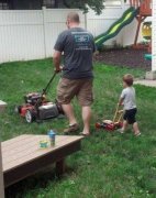 一对父子在除草。