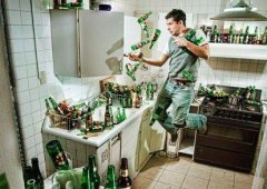 一个男人和酒瓶的玩乐