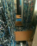 把线全整出来的电工。