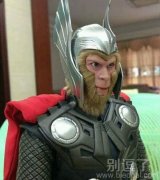 一个化了妆的人。。