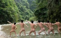 一群不穿衣服的人。
