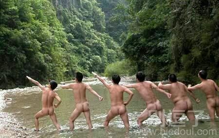 一群不穿衣服的人。