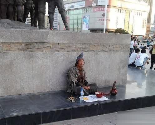 据说济公转世来到街头了 据说济公转世来到街头了