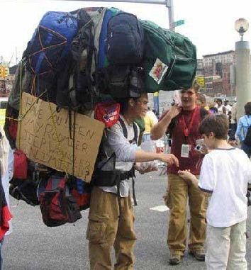 一个大哥在买包。 一个大哥在买包。