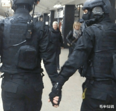 “八神庵脚上的绳子,到底有什么作用?”评论区笑到我了!哈哈哈 “八神庵脚上的绳子,到底有什么作用?”评论区笑到我了!哈哈哈