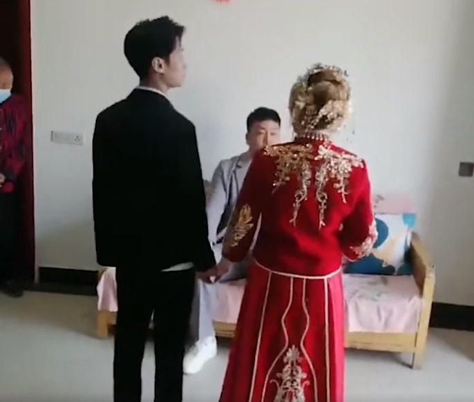 轻松一刻:本以为大妈就够野了,没想到大爷更疯狂 轻松一刻:本以为大妈就够野了,没想到大爷更疯狂