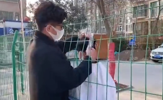 轻松一刻:本以为大妈就够野了,没想到大爷更疯狂 轻松一刻:本以为大妈就够野了,没想到大爷更疯狂