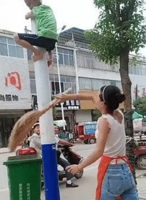 轻松一刻:本以为大妈就够野了,没想到大爷更疯狂 轻松一刻:本以为大妈就够野了,没想到大爷更疯狂