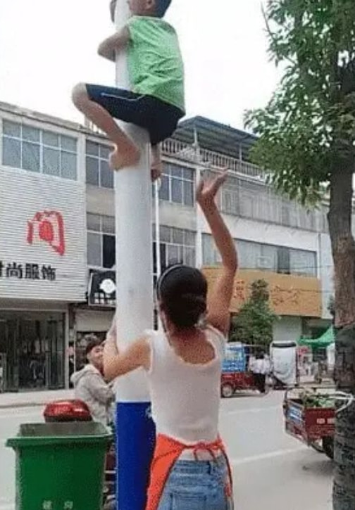 轻松一刻:本以为大妈就够野了,没想到大爷更疯狂 轻松一刻:本以为大妈就够野了,没想到大爷更疯狂