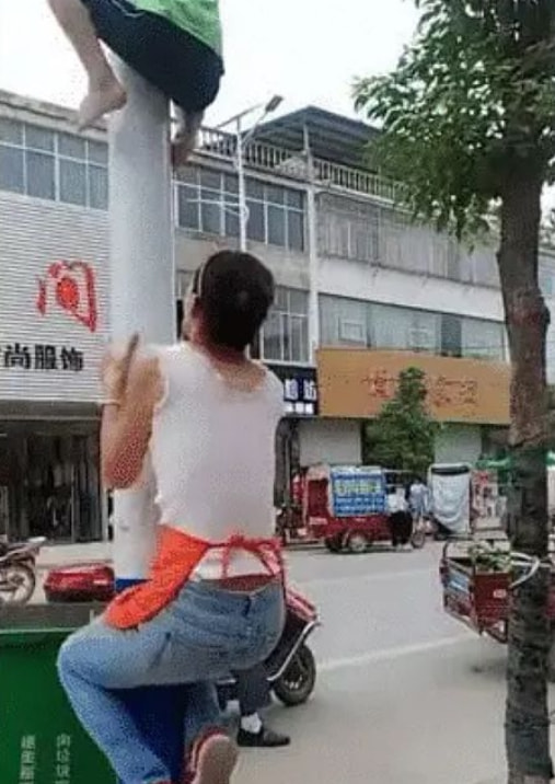 轻松一刻:本以为大妈就够野了,没想到大爷更疯狂 轻松一刻:本以为大妈就够野了,没想到大爷更疯狂