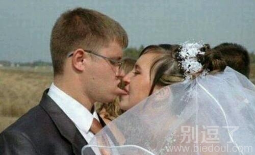 正在结婚的夫妻。