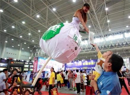 太牛了,这样发传单! 太牛了,这样发传单!