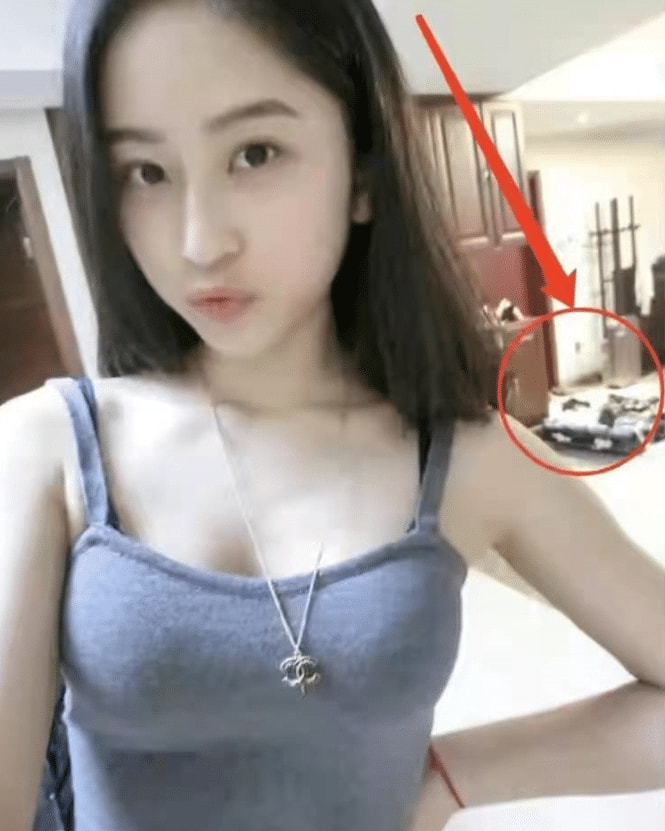 姑娘下次自拍的时候整理一下房间吧,私人用品都曝光了,哈哈哈 姑娘下次自拍的时候整理一下房间吧,私人用品都曝光了,哈哈哈