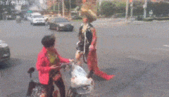 你居然还拍照，还我披风！！