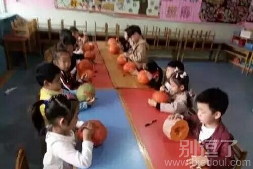 老师让万圣节带南瓜来,于是 老师让万圣节带南瓜来,于是