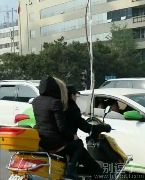 男子骑电动车输液! 男子骑电动车输液!