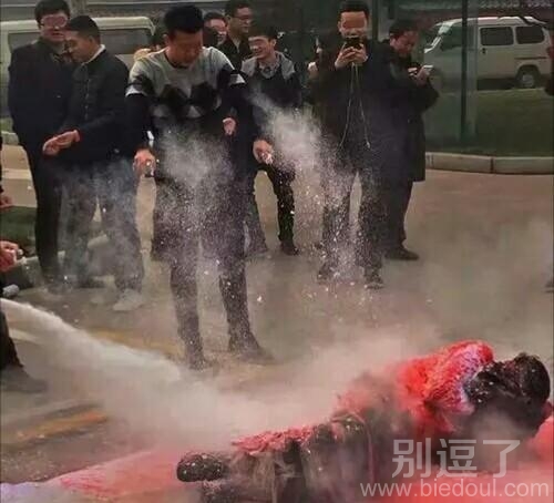 恶习,习俗啊,新郎都成啥样了! 恶习,习俗啊,新郎都成啥样了!