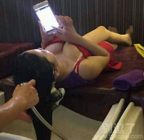 正在玩手机的女人。 正在玩手机的女人。