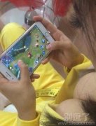 正在打游戏的妹子。 正在打游戏的妹子。
