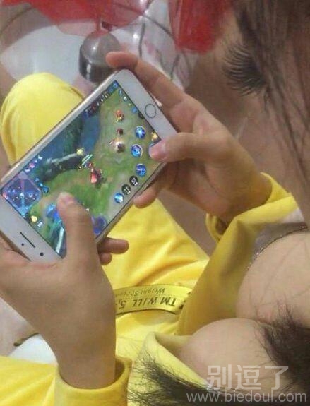 正在打游戏的妹子。 正在打游戏的妹子。