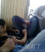 窝成这样睡真是委屈妹子了