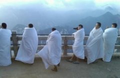 在华山山顶等着看日出的人们