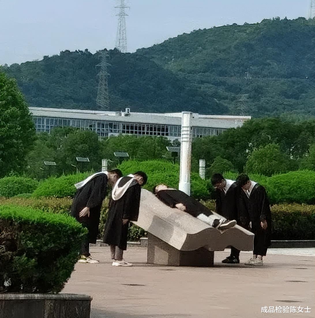 原来燕小六一直戴的是搓澡巾啊,这么久了刚发现 原来燕小六一直戴的是搓澡巾啊,这么久了刚发现